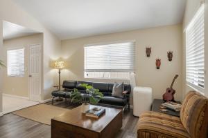 Surfers Dreams - 5min Drive to Beach with PoolTable