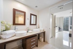 Icon Brickell 2BR Poolside Paradise in the Sky