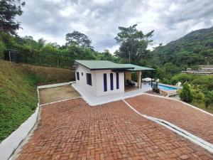 CASA BLANCA EN LA VEGA