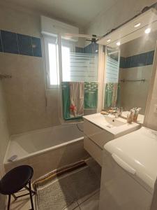 Appartements Mauguio-Carnon P2 60 m2, tout confort, spacieux, climatise, wifi, balcon, parking prive couvert, 15 min de la mer, de Montpellier : photos des chambres