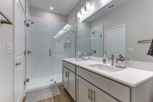 Stylish Midtown 3 Bedroom 4 Bathroom Private Garage Family & Group Ready