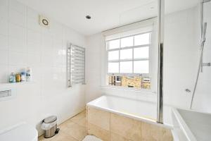 4 Rooms, 5 Beds, Spacious House