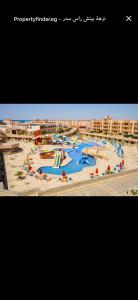 شاليه 3 غرف مفروش عالبسين يرى البحر من جميع الغرف بقرية نزهة بيتش راس سدر