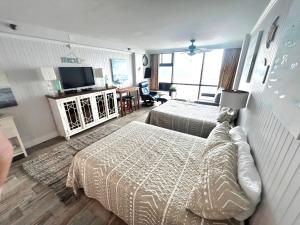 Sunrise Oceanfront 2 Full Studio wkitchen & pool