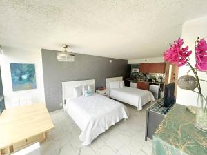 Elegant Double Queen Studio wpool & kitchenette