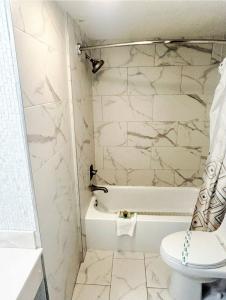 Elegant Double Queen Studio wpool & kitchenette