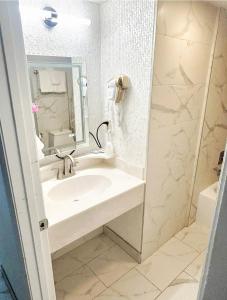Elegant Double Queen Studio wpool & kitchenette