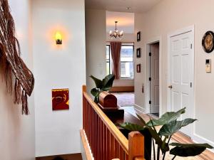 private spacious apartment with 2 bedrooms 2 bathroomss and a deck