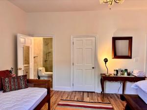 private spacious apartment with 2 bedrooms 2 bathroomss and a deck