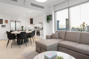 Stunning Corner 2 Bedroom in Downtown Views II