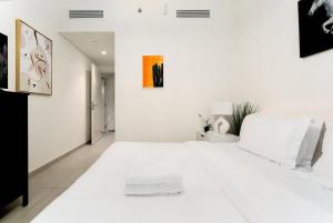 Stunning Corner 2 Bedroom in Downtown Views II