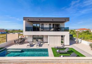 NEW! Luxury Villa Golden Hour near the beach with heated pool and sauna - TA Leut agency