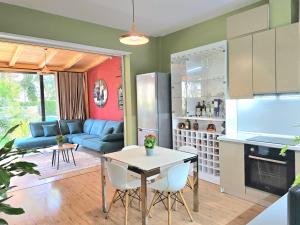 Lura 3 Floral Apartment