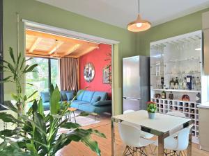 Lura 3 Floral Apartment