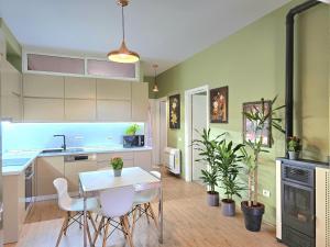 Lura 3 Floral Apartment