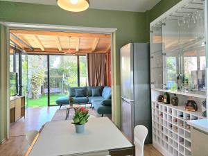 Lura 3 Floral Apartment