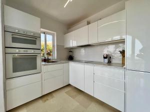 Sea view apartament with sauna and pool in Maro