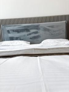 Airport Nest Private Parking, AC and Smart TV