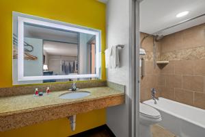 Quadruple Room with Two Queen Beds and Tub - Disability Access/Non Smoking room in Econo Lodge Carlsbad
