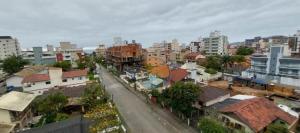 Apartamento Zona Central da Praia com 03 Suítes