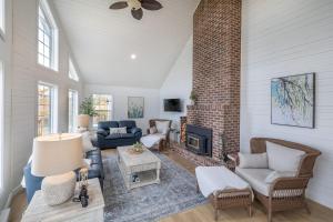The Bluebird Cottage Lake Front 4Bdrms