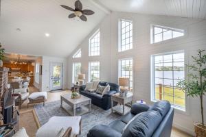 The Bluebird Cottage Lake Front 4Bdrms