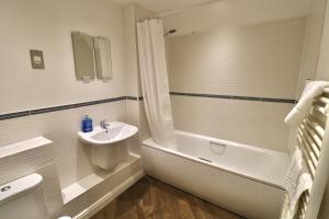 Ascot Four Bedroom House With Garden