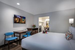 Single King room in Alpine Inn near Convention Center and the Park