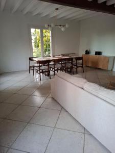 Maisons de vacances Villa Relax avec Piscine Privee a 90 min de Paris : photos des chambres