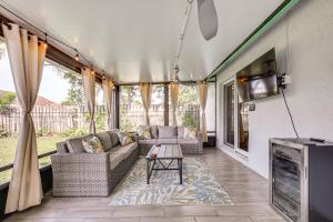 3 Mi to Sawgrass Mills Home with Lanai and Game Area - 3hvězdičkové hotely ve městě Sunrise