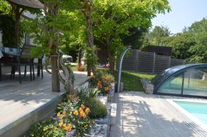 Chalets Au Coeur du Bien-Etre, chalet avec piscine chauffee et couverte, SPA, sauna, massages : photos des chambres