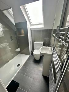 Mudeford, sleeps 9, games room, snug & hot tub!
