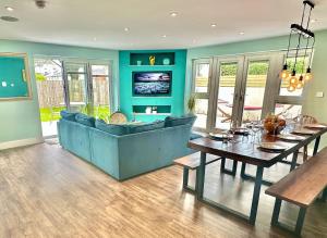 Mudeford, sleeps 9, games room, snug & hot tub!