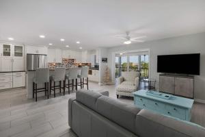 Gorgeous Spanish Cay Residence Steps to Beach