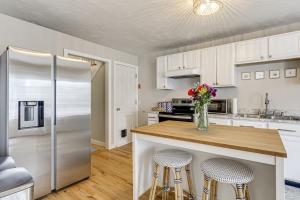 Walk to Downtown Wakefield Haven Near Beaches