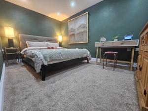 StayZen Apartments - Private Garden & Free Parking Ground Floor Central Woking - Business & Leisure