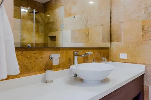 Piscina infinita de Urban Suites con vistas al mar