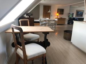 Ferielejlighed med adgang til idyllisk have