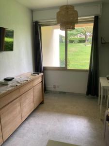 A 5 minutes du centre de Juan les pins et de la mer ! Appartement dans résidence avec piscine et terrain de tennis