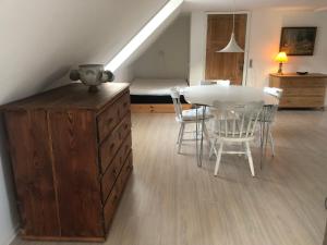 Ferielejlighed med adgang til idyllisk have