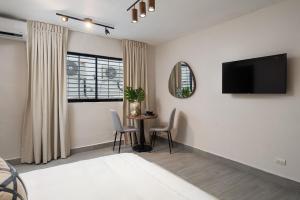 Plaza colonial suites by Yellowkey