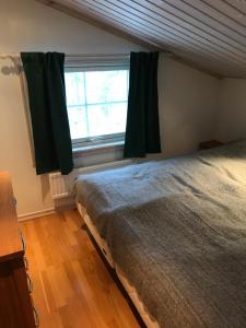 Branäs med vedeldad badtunna