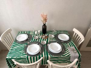 Pink House - Central Location by Seashore, Fiber Internet