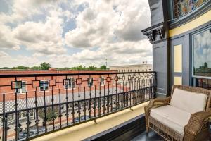 Stylish Private Balcony Downtown Marshall Studio!