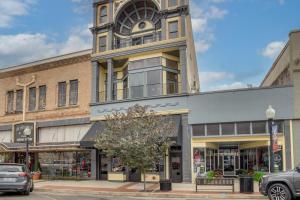 Stylish Private Balcony Downtown Marshall Studio!