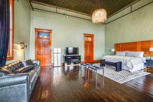 Stylish Private Balcony Downtown Marshall Studio!