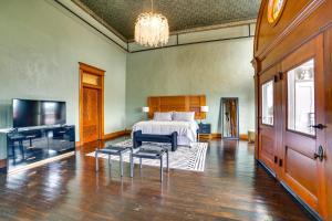 Stylish Private Balcony Downtown Marshall Studio!