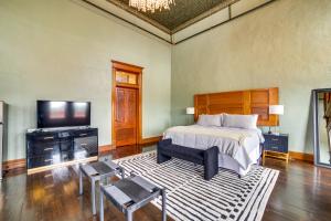 Stylish Private Balcony Downtown Marshall Studio!