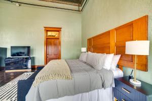 Stylish Private Balcony Downtown Marshall Studio!