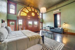 Stylish Private Balcony Downtown Marshall Studio!